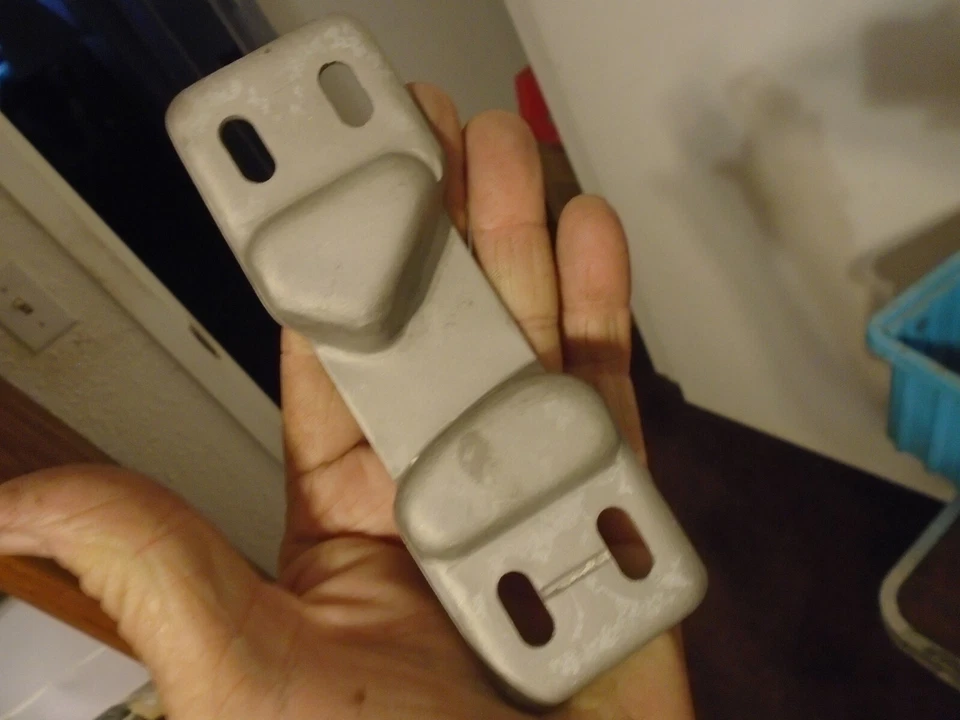 Chevrolet 1957 camioneta atasco puerta pestillo golpeador placa soporte montaje pasajero Foto 3 de 4