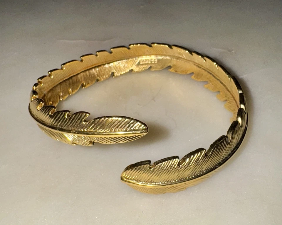 Bracelete CC Skye tom dourado com punho de penas - Imagem 3 de 4