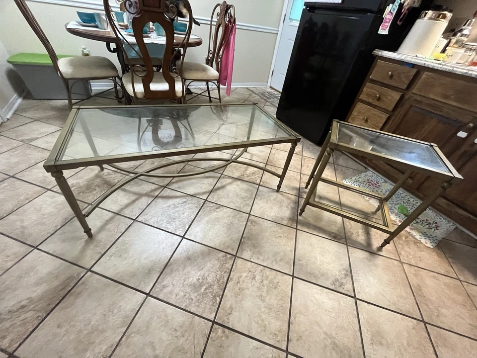 Hermosa mesa auxiliar y de café Hammary de latón y vidrio incluye dos fotos. Foto 2 de 4