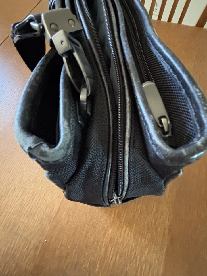 Bolso para computadora portátil TUMI de trabajo de hombro de nailon balístico negro con adornos de cuero para mujer Foto 2 de 4