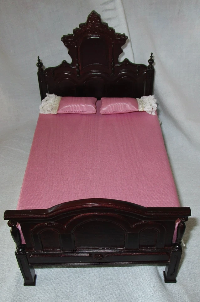 MINIATURA VINTAGE BESPAQ VICTORIANA CAMA VESTIDA CASA DE MUÑECAS 1:12 Hecho en China Nuevo de Lote Antiguo Foto 2 de 4