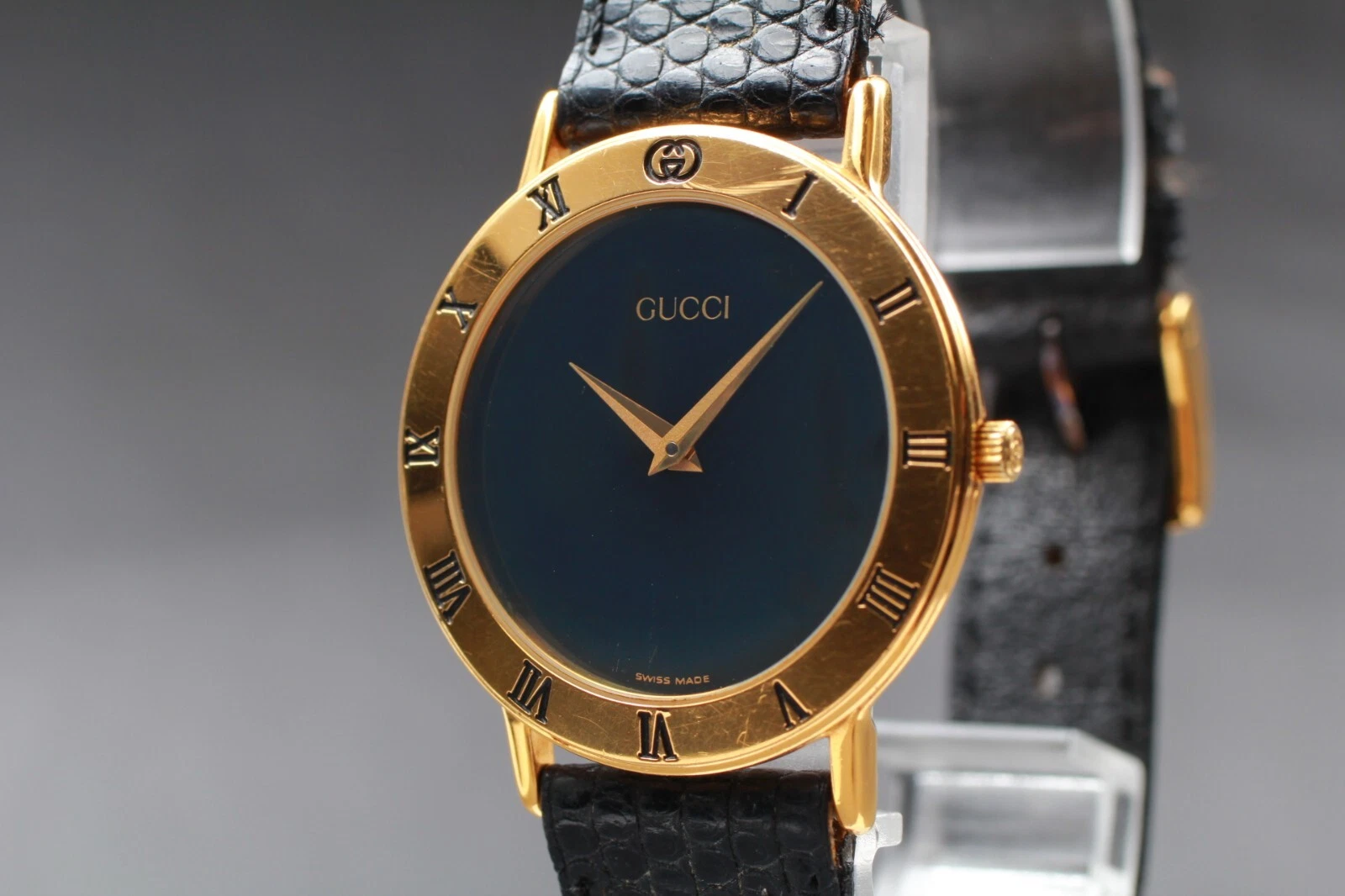 Montre homme vintage GUCCI 3000,2,M fabrication suisse quartz noir/or du JAPON A041