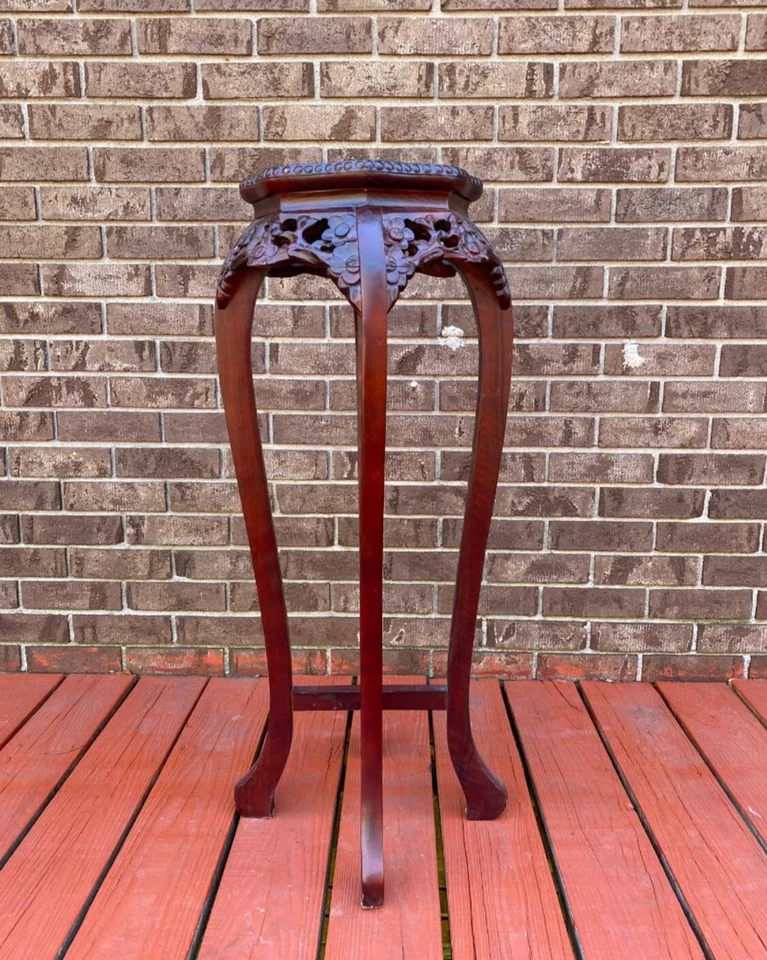 Mesa de pie vintage china Chippendale con tapa de mármol tallada a mano de palo de rosa Foto 2 de 4