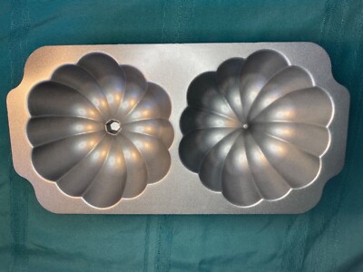 Nordic Ware The Great Pumpkin Pan Gold-tone For Williams Sonoma 3D USA 10 Cup