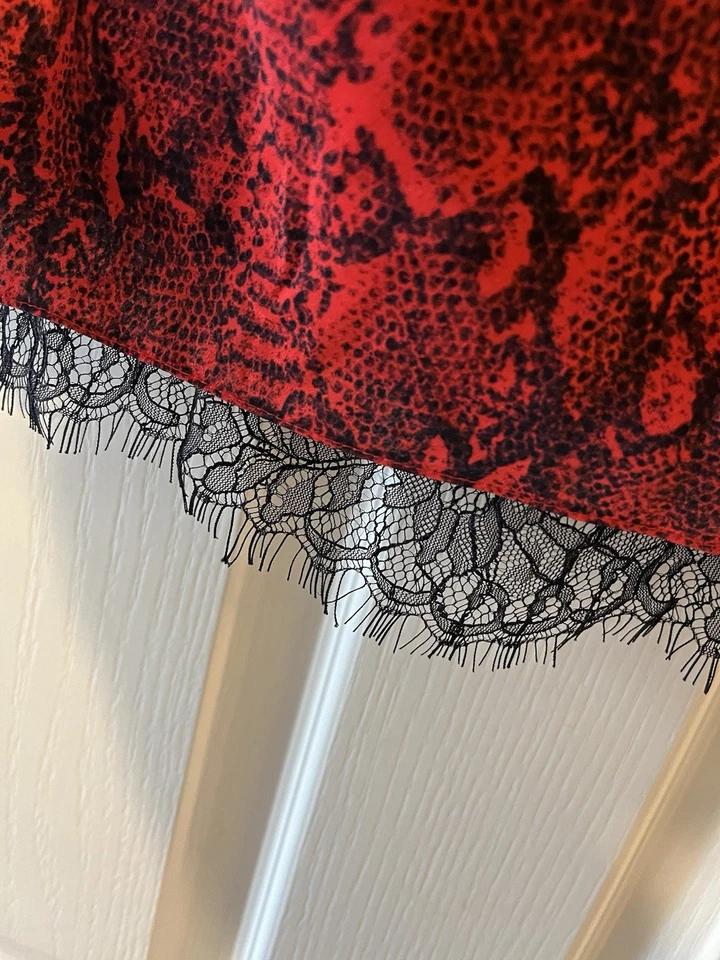 Regata Alice Olivia Top Feminina Pequena Seda Harmon Drapey Cobra Cereja Preta Píton - Imagem 4 de 4