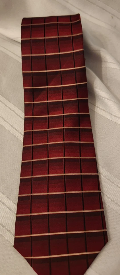 Nuevo con etiquetas Corbata de seda para hombre John Ashford roja con tonos blancos/negros/marrones repetición Foto 2 de 4