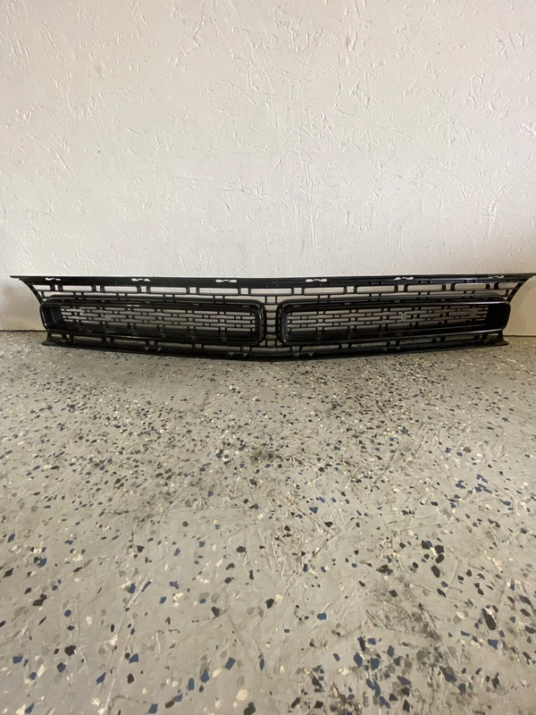 Dodge Challenger Grille 2015 2016 2017 2018 2019 Used Oem 9403976
