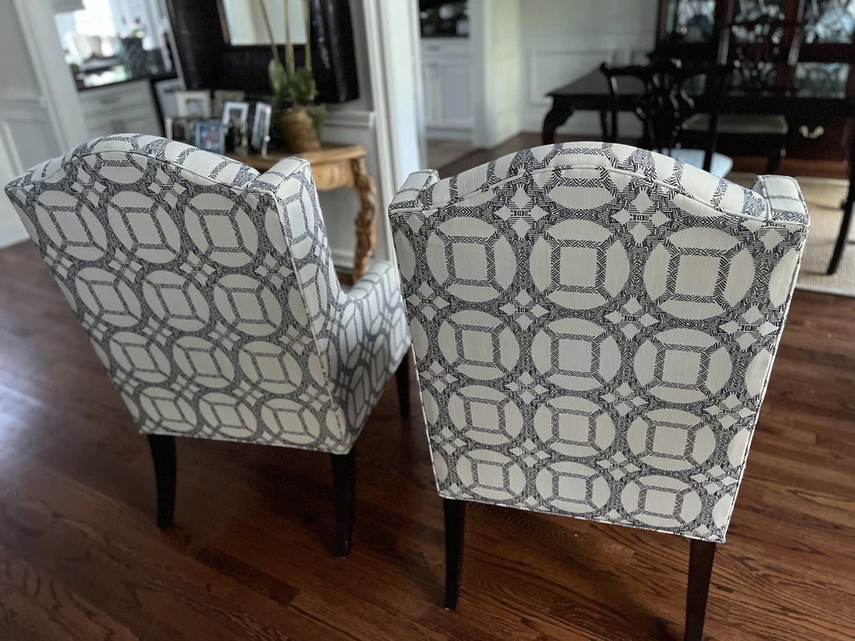 Thomasville蓝色和白色几何图案翼椅2件套 — 第 3/4 张图片