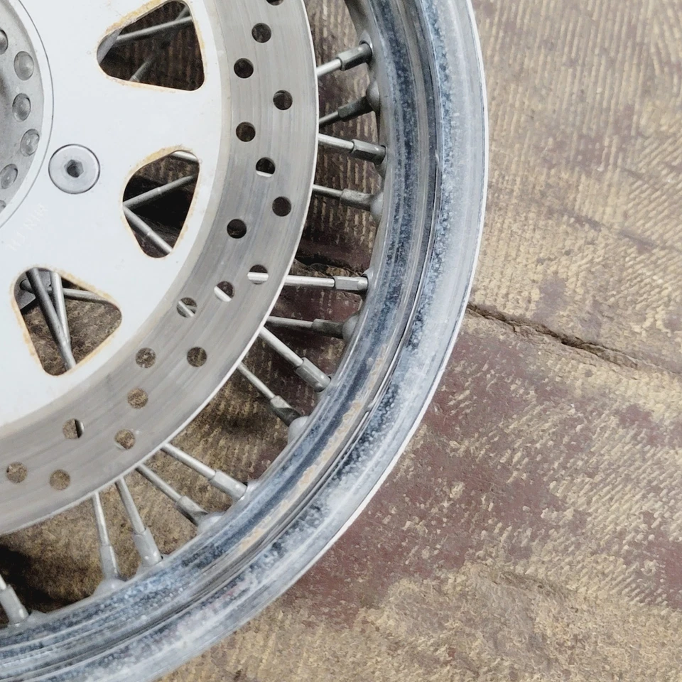 01-04 SUZUKI INTRUDER VOLUSIA 800 VL800 RODA DIANTEIRA ARO RETO Ferrugem Menor - Imagem 3 de 4