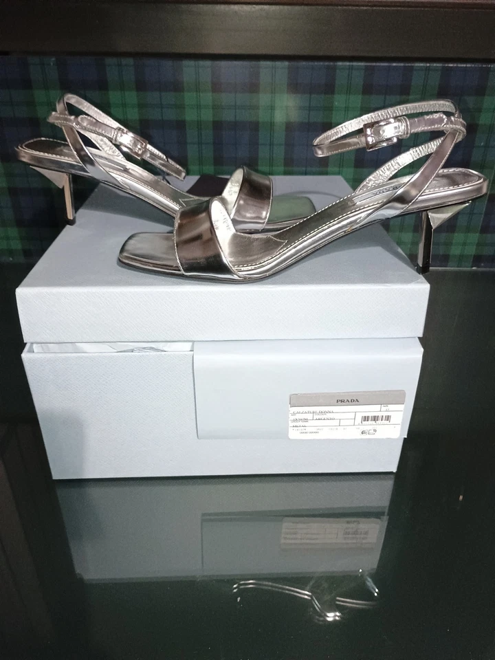 Prada Sandali Donna in Argento - Taglia 37 - Condizioni Eccellenti - Con Scatola - Immagine 4 di 4