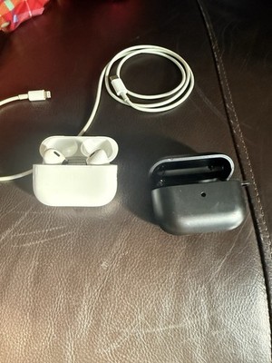 Apple AirPods Pro 2nd Generation MagSafe Wireless Charging Case White ANC