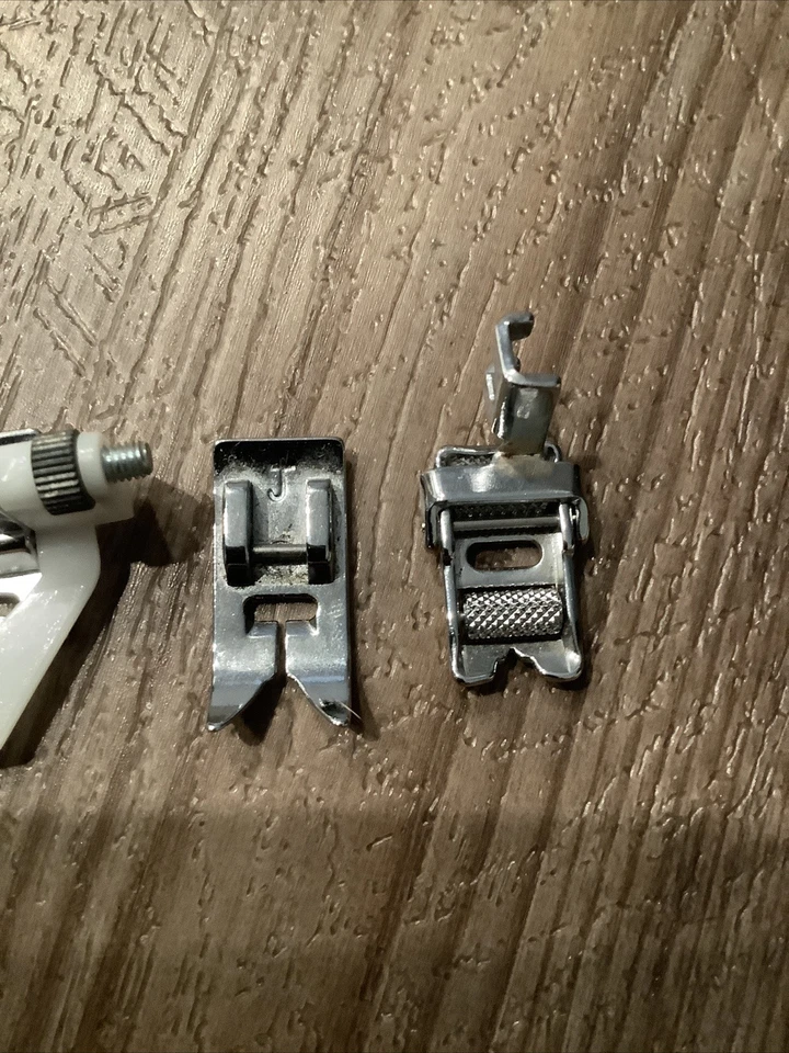 ¿Dobladillo ciego Singer? Lote de Pies Pie D C A H J B F & Roller Máquina de Coser Foto 2 de 4