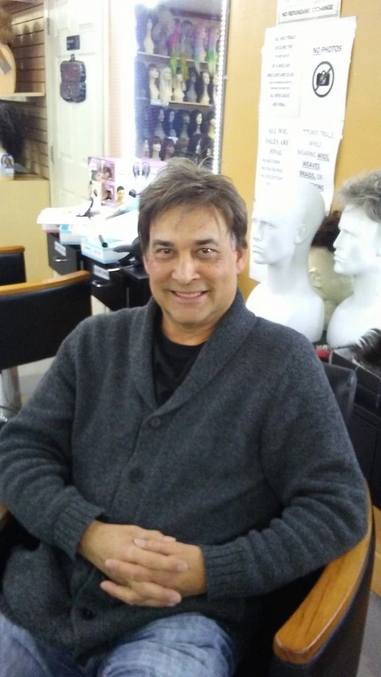 Peluca sintética para hombre Foto 2 de 4