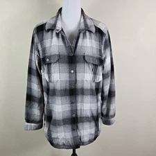 Duluth Womens Shacket XL Plaid Black Gray Fleece Lined Snap Front Shirt Jac