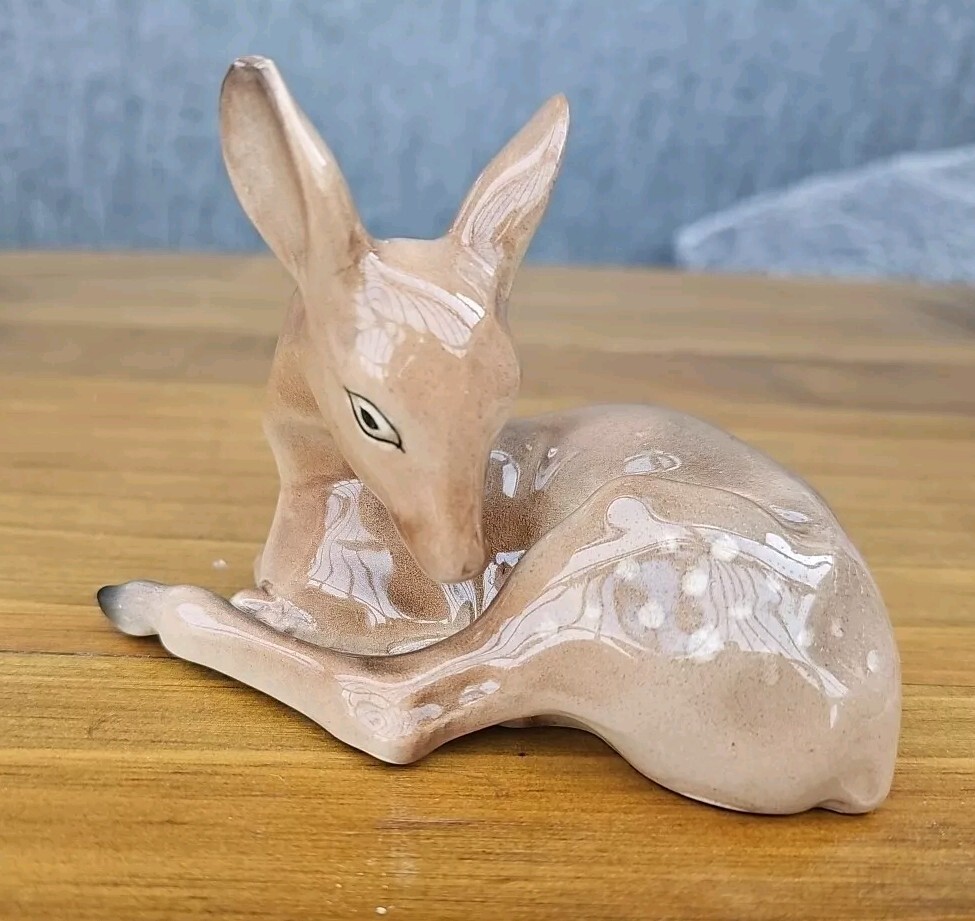 Vintage Fawn Porcelain Figurine Unbranded Made In England 13cm X 9cm Collectible