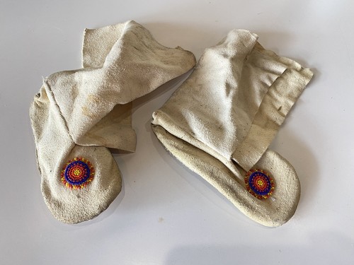 Native American Vintage Childs Beaded Medallion Hide Powwow Moccasins 6” Foot - Picture 2 of 10