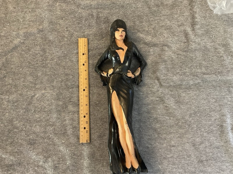 Elvira Mistress Of The Dark   Vinyl Figure 1/4 Scale. Built. Scraeamin