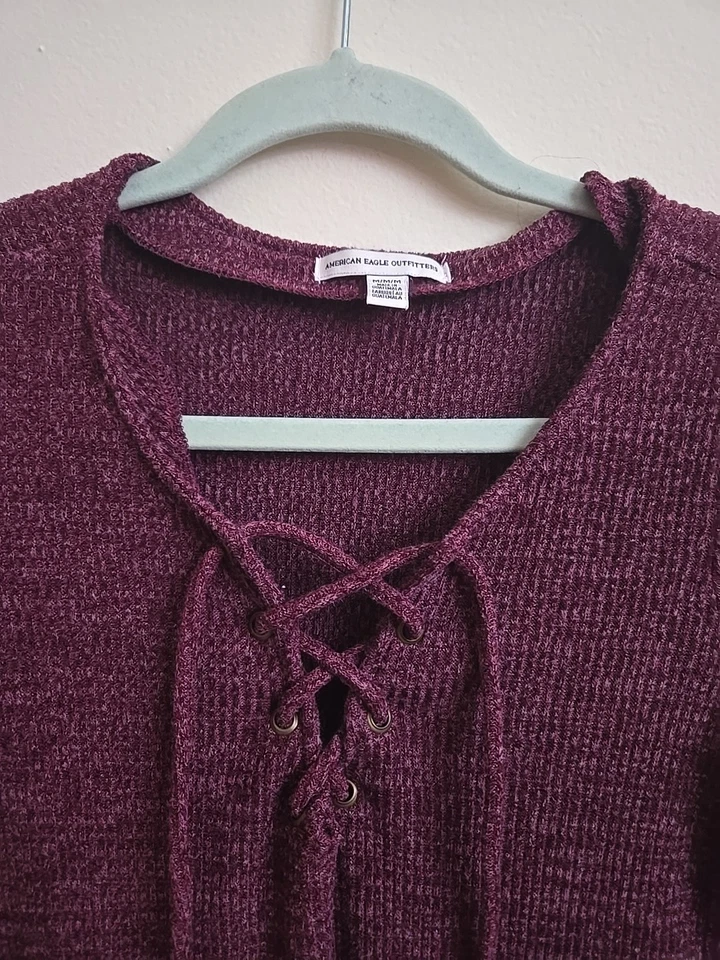 Blusa American Eagle feminina de malha roxa estilo cadarço manga longa tamanho M nova sem etiquetas! - Imagem 2 de 4