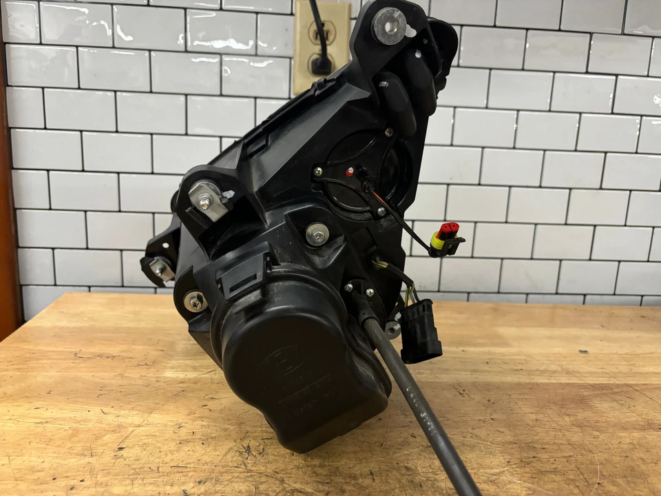 Faro derecho OEM 2010-2018 11 CAN-AM SPYDER RT-S ROADSTER 12 13 14 Foto 3 de 3