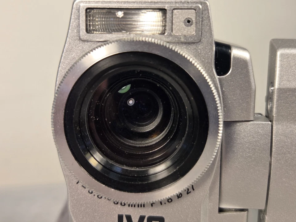 JVC GR-DVM90U 2.5-in LCD MiniDV 200x Digital Zoom Camcorder Untested w/Manual - Image 4 of 4