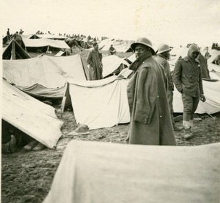 WW2..Tirailleurs sénégalais prisonniers en France lieu dit inconnu dans le froid