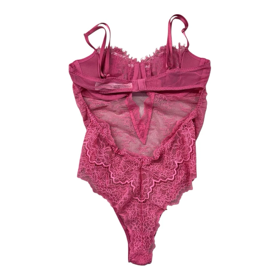 Lencería de una pieza de encaje sin forro de peluche rosa talla mediana Victoria's Secret Wicked Foto 2 de 4