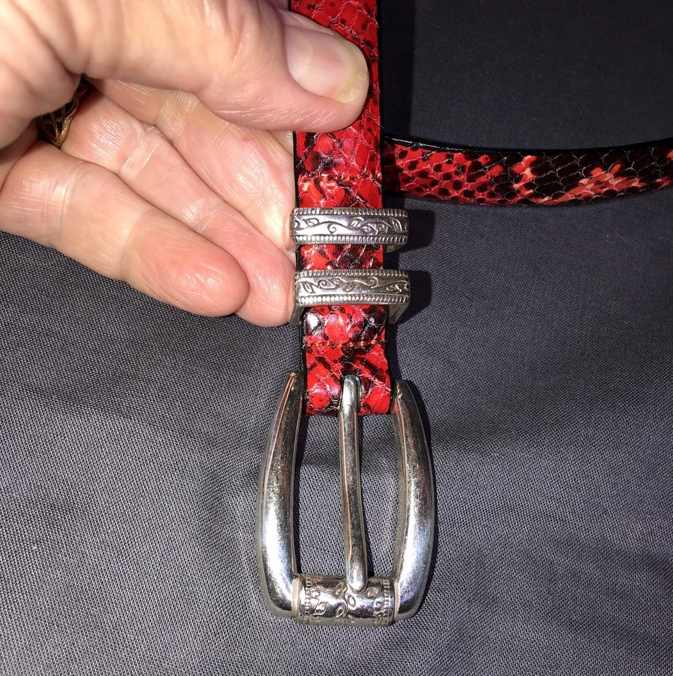 Cinturón para mujer Brighton rojo pitón estampado serpiente imitación cuero talla M/30 Foto 3 de 4