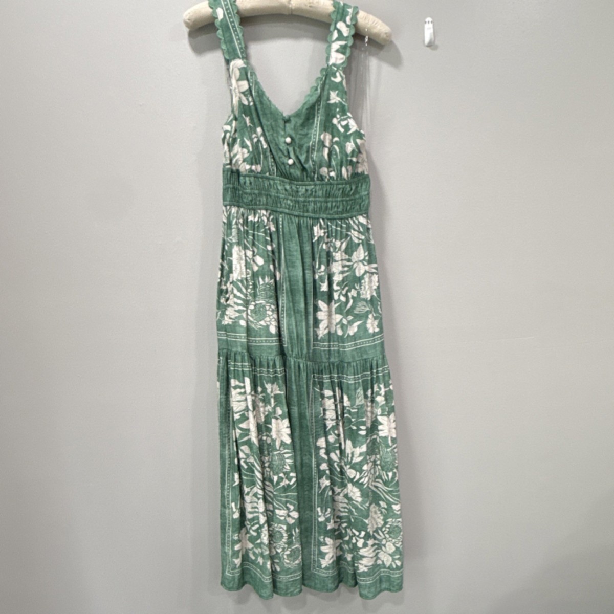 entro green floral dress White Maxi Sleeveless V-Neck Button Smocked Size S vt::Dresses::Dress Length::Gown