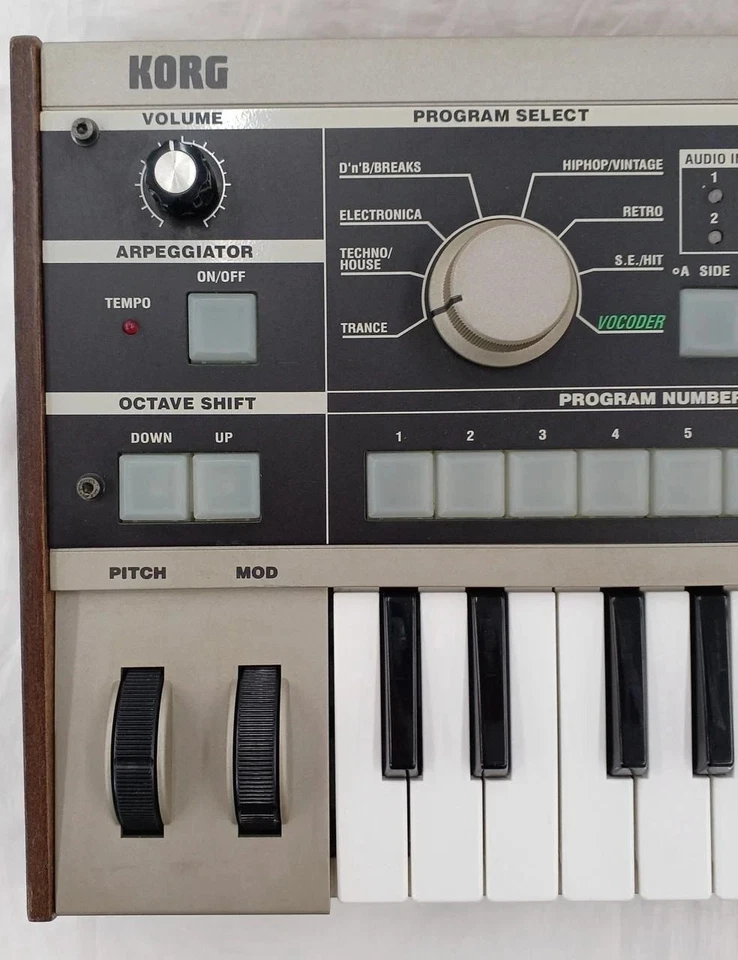 Korg Microkorg Synthesizer Vocoder Keyboard Black/Grey WITH mic + PSU + SOUNDPAK - Image 2 of 4