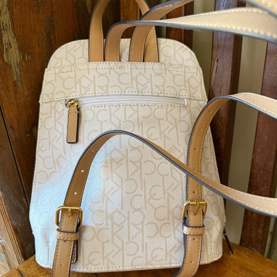 Mochila Calvin Klein Hudson Blanca Tostada Dorado Monograma Media Cremallera Usada Foto 2 de 4