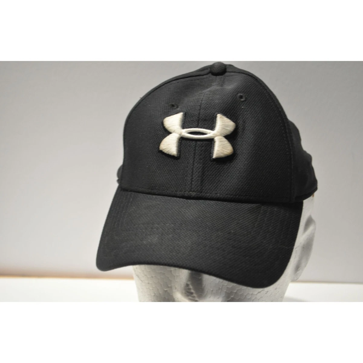 Under Armour Black Hat Size M/L SN 6493880 UA Classic Fit