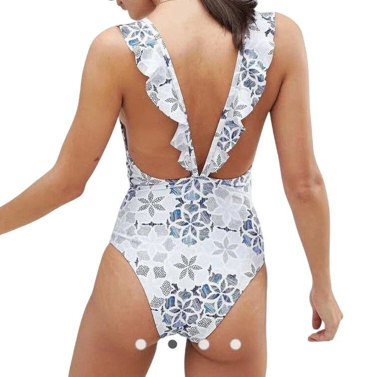 Traje de baño de una pieza con volantes de zafiro Somedays Lovin M azul blanco con volantes boho Foto 4 de 4