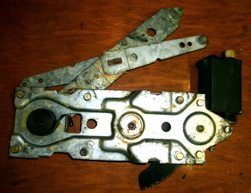 Cadillac Fleetwood R/S 1961-64 regulador de ventana trasera con motor funciona bien OEM Foto 2 de 3