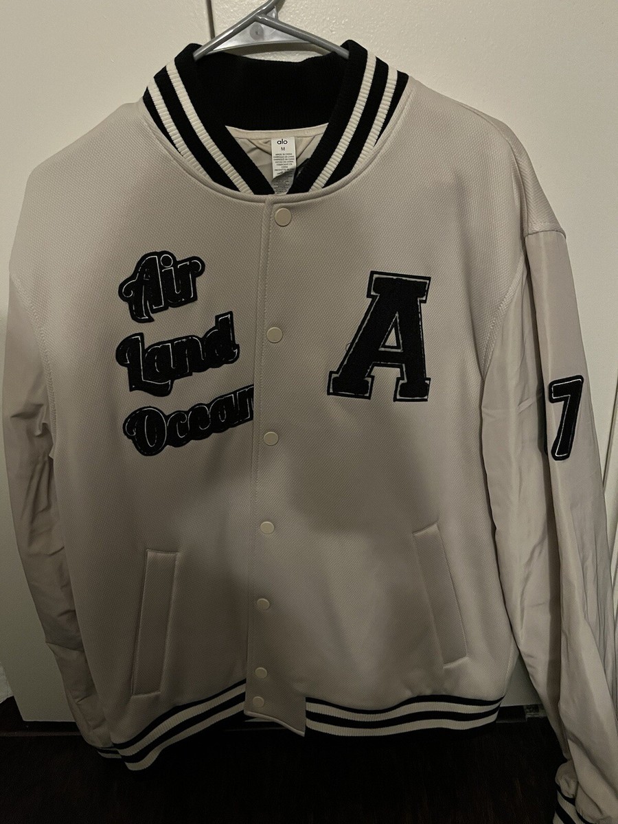 人気★完売前に★ Alo Yoga G.O.A.T ジャケット オーバーサイズ Alo Yoga G.O.A.T Jacket Bone Medium M NEW NWT Varsity Coat