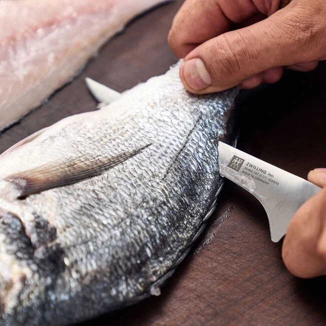 Faca de desossa flexível ZWILLING Pro 5,5 polegadas - Imagem 2 de 4