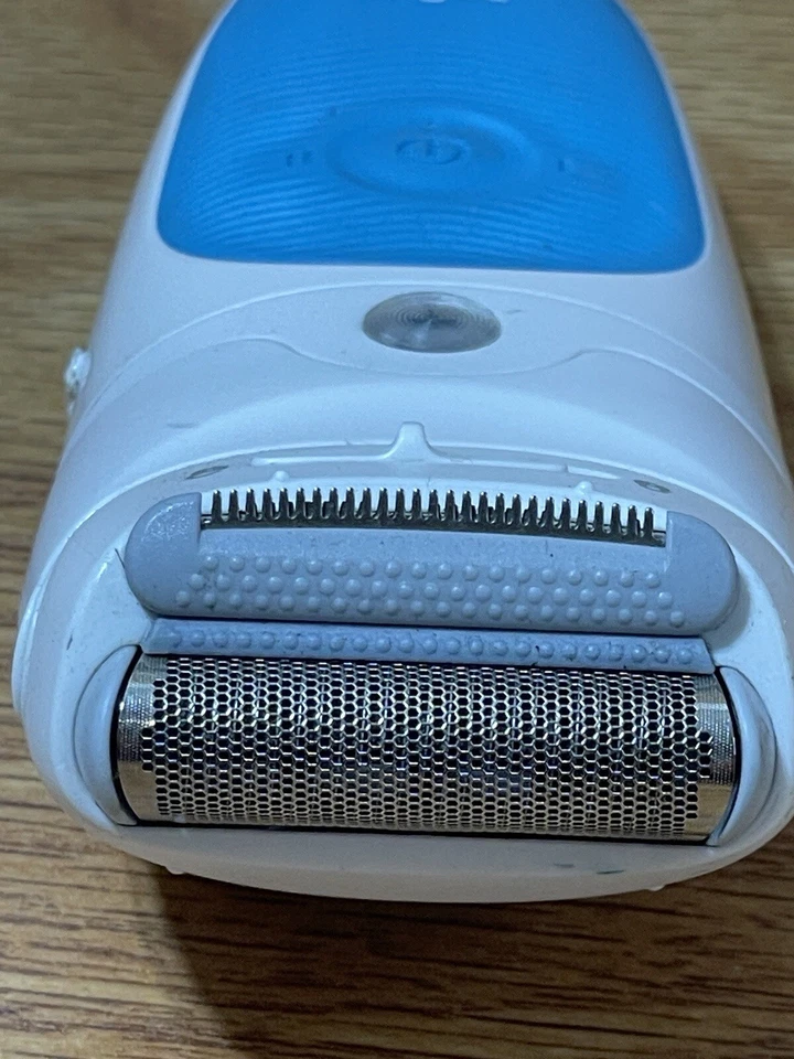Afeitadora portátil Braun Silk-épil 5 5391 blanca y azul en seco y húmedo para mujer Foto 3 de 4