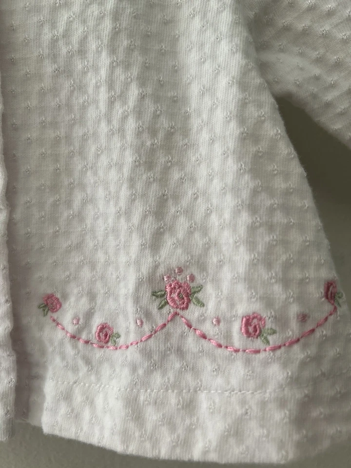 Cárdigan bebé niña recién nacido marca Starting Out - rosas bordadas, tejido gofre Foto 3 de 4