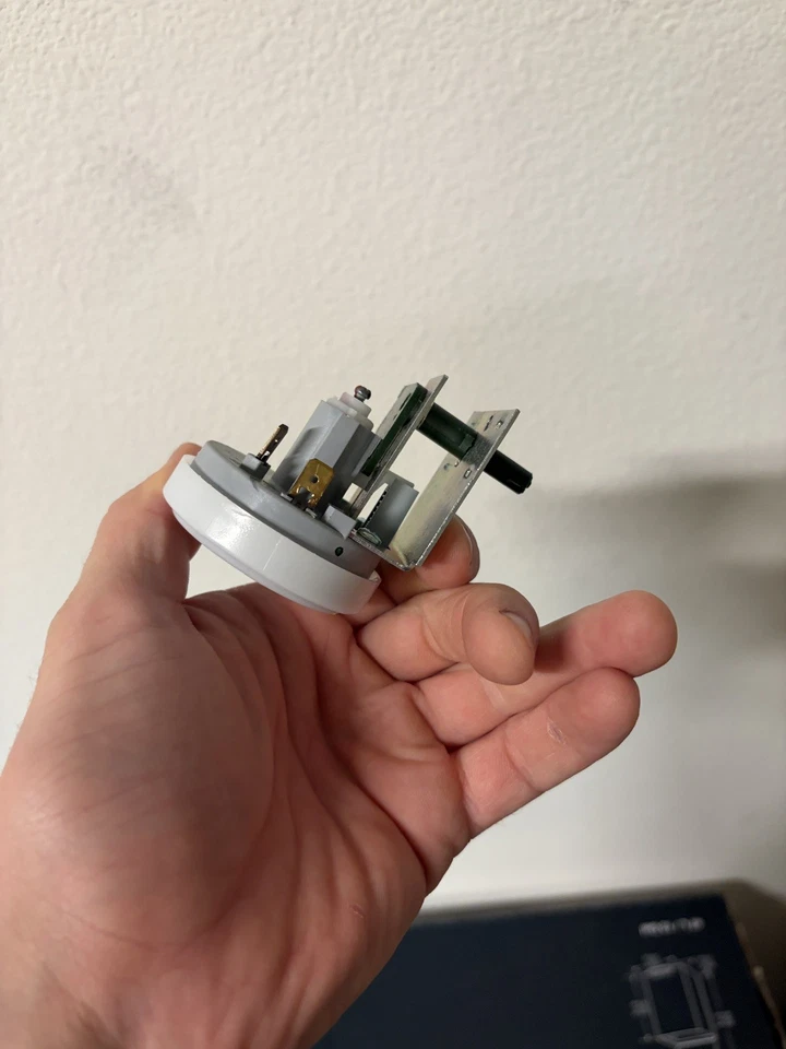 Interruptor de presión genuino para lavadora central de lavandería GE WH12X10083 Foto 4 de 4