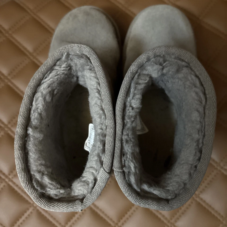 Plataforma clásica Ugg para niños talla 2 Foto 2 de 4