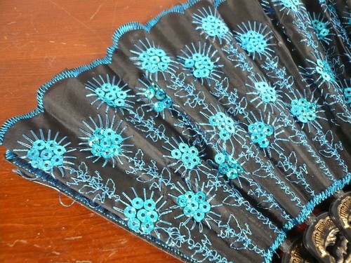 Chinesischer Handfächer blau mit Pailletten 16" geöffnet - Bild 2 von 6