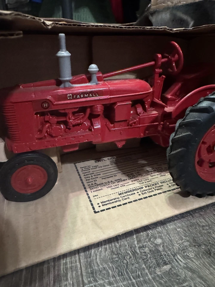 Nuovo con scatola ERTL Farmall H 1:16 - Immagine 4 di 4