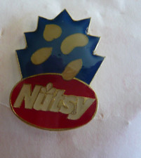 Rare superbe Pin's en métal numéroté  décoré des cacahuètes Nutsy