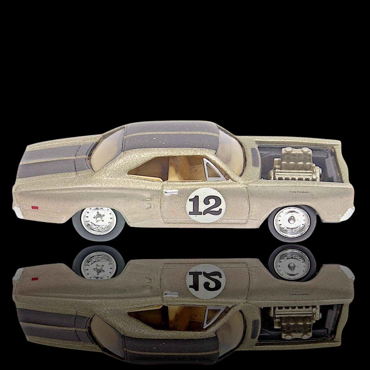 Johnny Lightning Muscle Cars USA - 1969 Dodge Coronet Super Bee Chase White (NG64) - 1/64