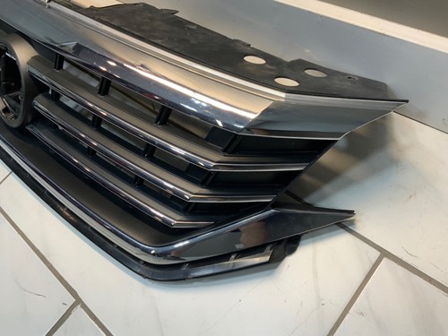 OEM Volkswagen Passat S SE SEL Grille 561.853.653 - Picture 5 of 8