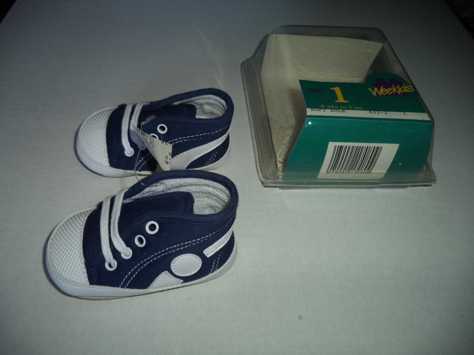 Weekids Size 1 Baby Soft Sole Sneakers in Blue and White for 6 Weeks to 3 Months