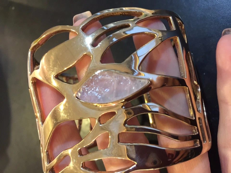 Brazalete ancho de cuarzo rosa orgánico nido de diseñador enchapado en oro de 14 quilates de 7 a 8,5 pulgadas Foto 2 de 4