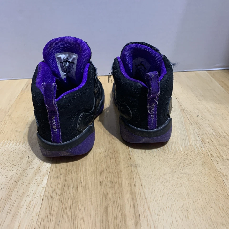 Zapatillas de baloncesto Nike Air Jordan Deluxe (niño pequeño talla 8C) negras/púrpura Foto 2 de 4