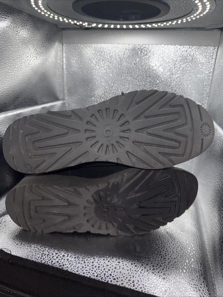 BOTA UGG CLASSIC SHORT MADISON GROMMET CAMURÇA PRETA EUA 7 Cozy Holiday Goth - Imagem 3 de 4