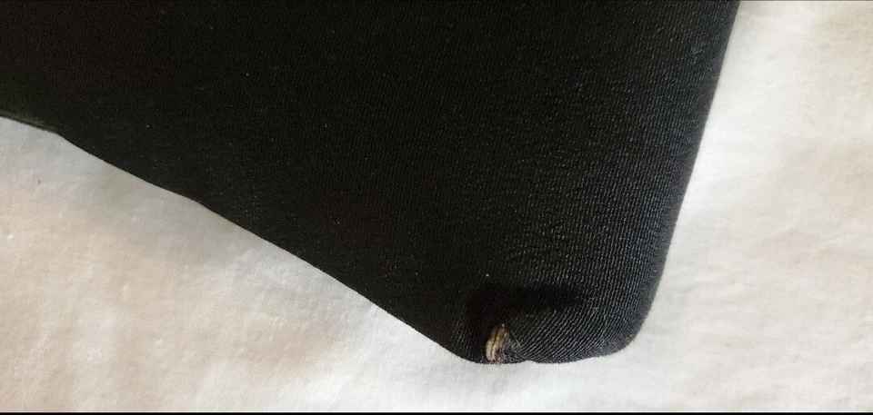 Bolso de noche vintage de rayón negro de los años 50 con detalle de botín y cierre dorado Foto 3 de 4