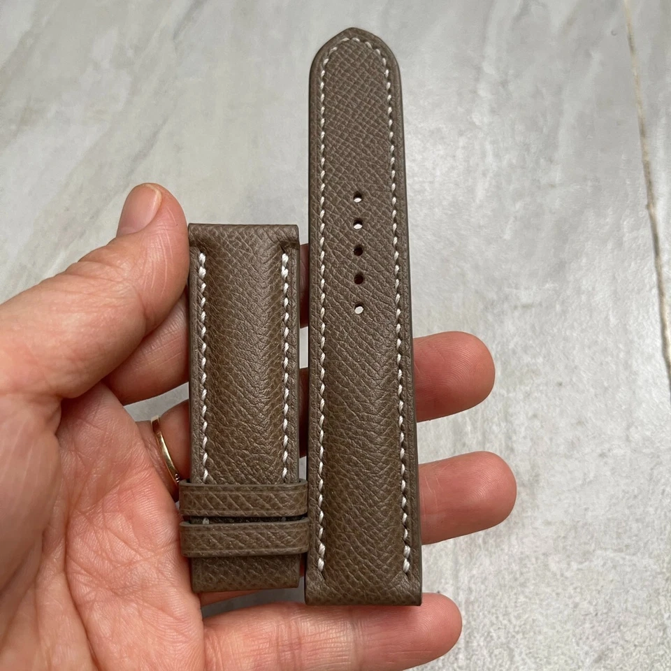 Correa de reloj acolchada de cuero de becerro Epsom gris real genuino de 22 mm/20 mm Foto 2 de 4
